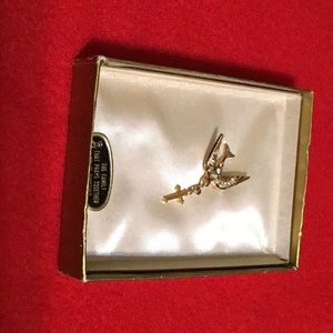 The Family That Stays Together Prays Together Pendant in Excellent Condition.